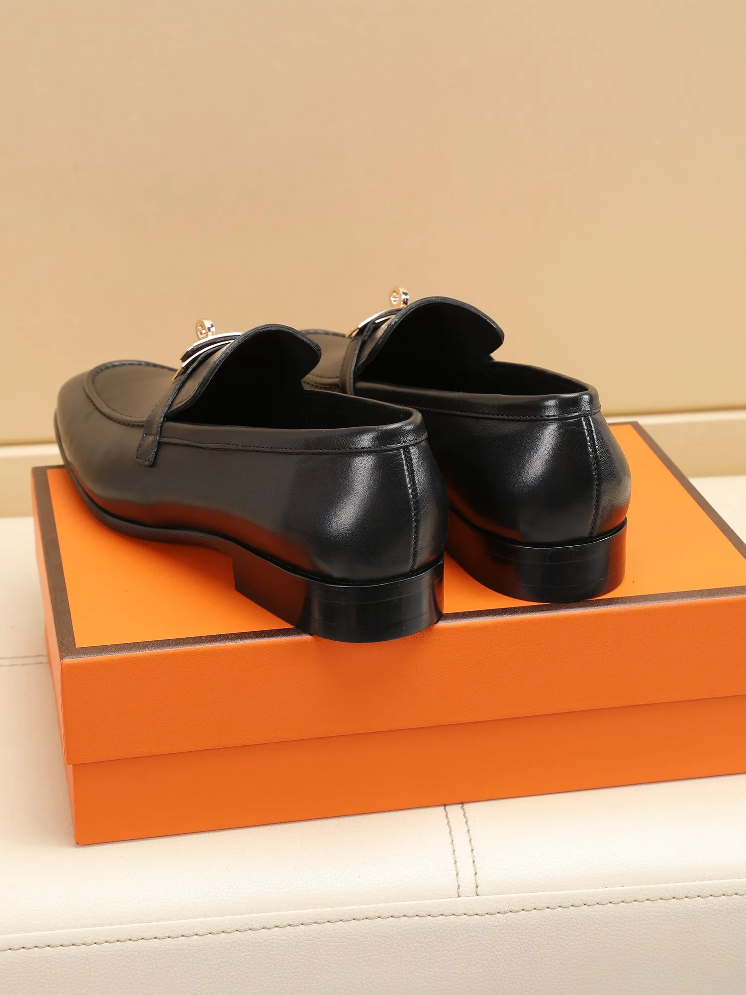 Factory price 440💶[HERMES] (cowhide lining)🍀Italian top luxury🍀He does not pursue novel styles and gorgeous colors, but attracts the favor of successful men with his flawless, elegant and classic style! This very, very comfortable, simple and stable style makes it easy to match any style! The pattern is absolutely 1:1 refined from the original case, and we strive for excellence in materials, imported cowhide + cowhide lining💪💪💪extraordinary texture👍! .Code number: 39 to 44 (38.4546 customized)